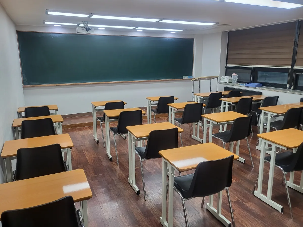 서구 덕흥동 스터디룸 미팅룸 장비 주변 정밀 위생청소 사례 - 행진크린