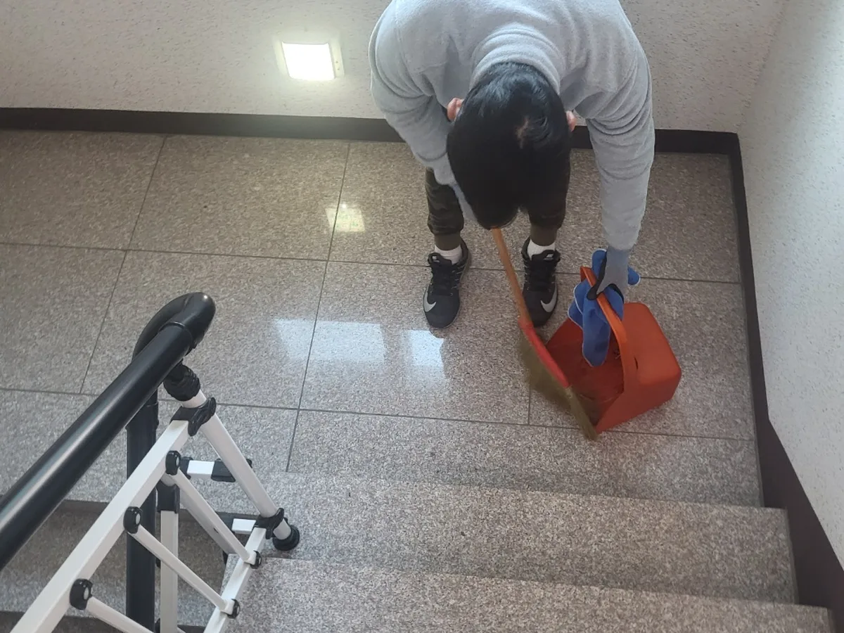 동구 금동 빌라 공동현관 장비 주변 정밀 위생청소 사례 - 행진크린