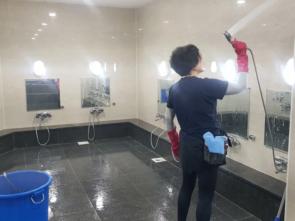 남구 압촌동 목욕탕 탈의실·파우더룸 바닥 위생청소 사례 - 행진크린